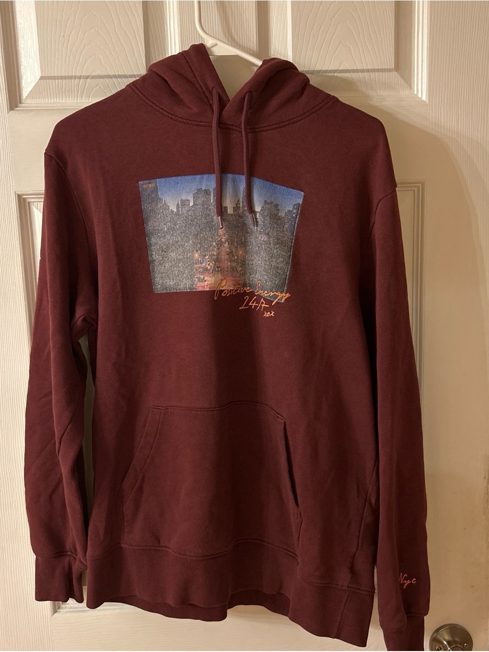 H&M Men's Burgundy Graphic Pullover Hoodie